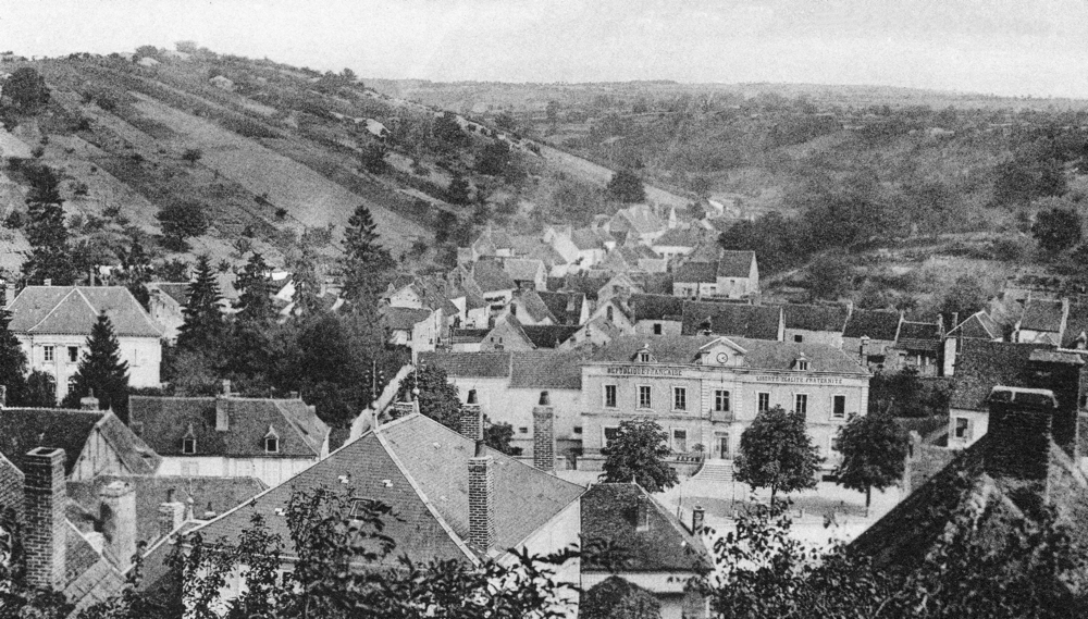 Châtel-Censoir, vue générale côté Nord-Est. Au premier plan, la mairie. Carte postale non datée. Coll. Mémoire Vive.