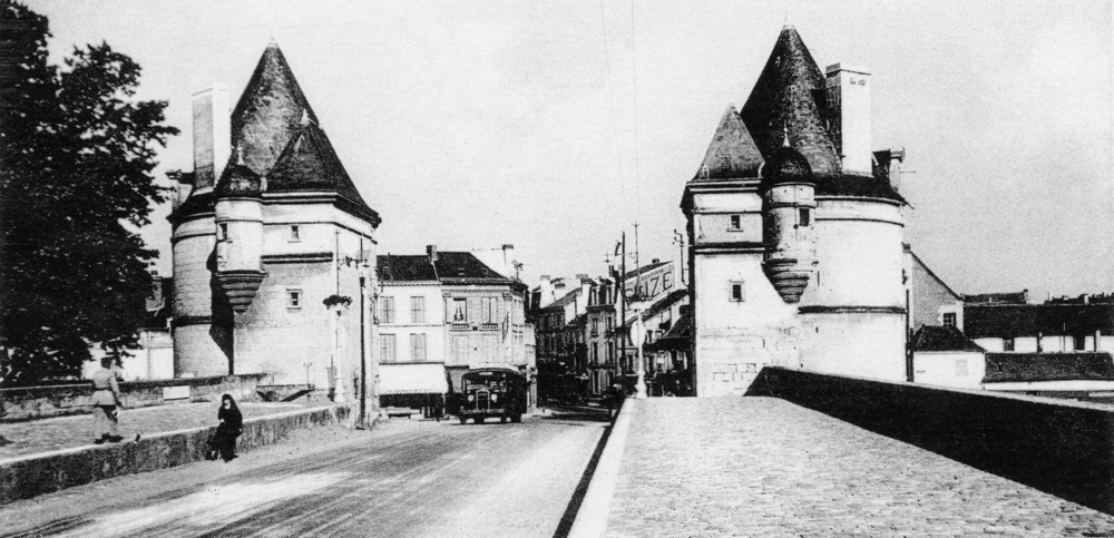 JPEG - 133.2 ko Châtellerault. Le pont Henry IV. Carte postale. Collection Mémoire Vive.