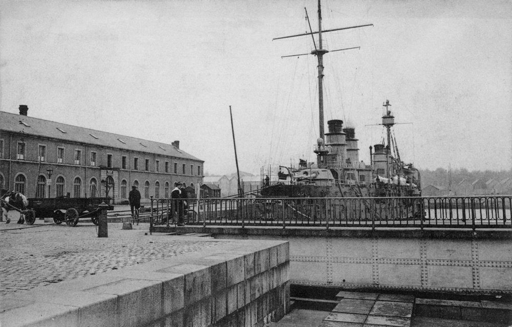 Cherbourg. Le port militaire et les ateliers des forges de l’Arsenal dans les années 1900. Carte Postale. Coll. Mémoire Vive.