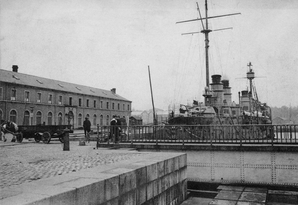Cherbourg. Le port militaire et les ateliers des forges de l’Arsenal dans les années 1900. Carte Postale. Coll. Mémoire Vive.