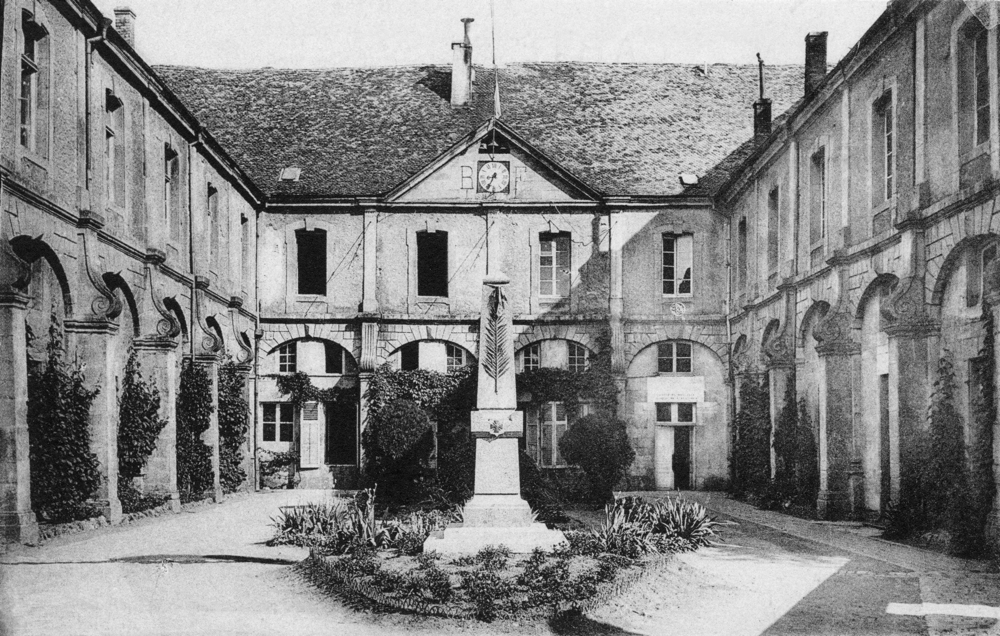 Commercy. L’École Normale avec le Monument aux instituteurs. Carte postale des années 1920. Collection Mémoire Vive.