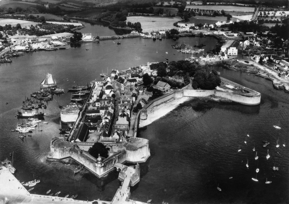Concarneau, la ville close et ses remparts. Carte postale “voyagée en 1960”, collection Mémoire Vive.