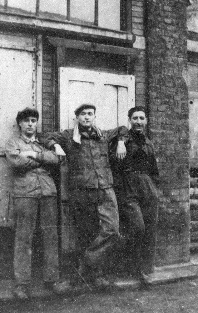 René Deslandes sur son lieu de travail en 1941 (à droite). Droits réservés.