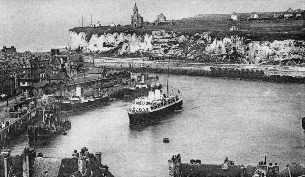 Le port de Dieppe dans les années 1930. Carte postale. Collection Mémoire Vive.