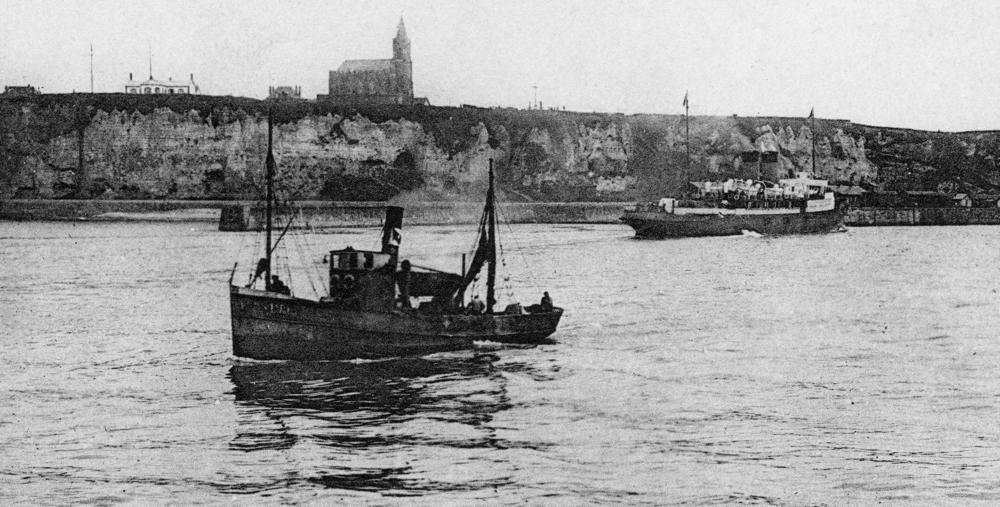 Dieppe. Chalutier sortant du Port. Carte postale (recadrée), date inconnue, coll. Mémoire Vive.