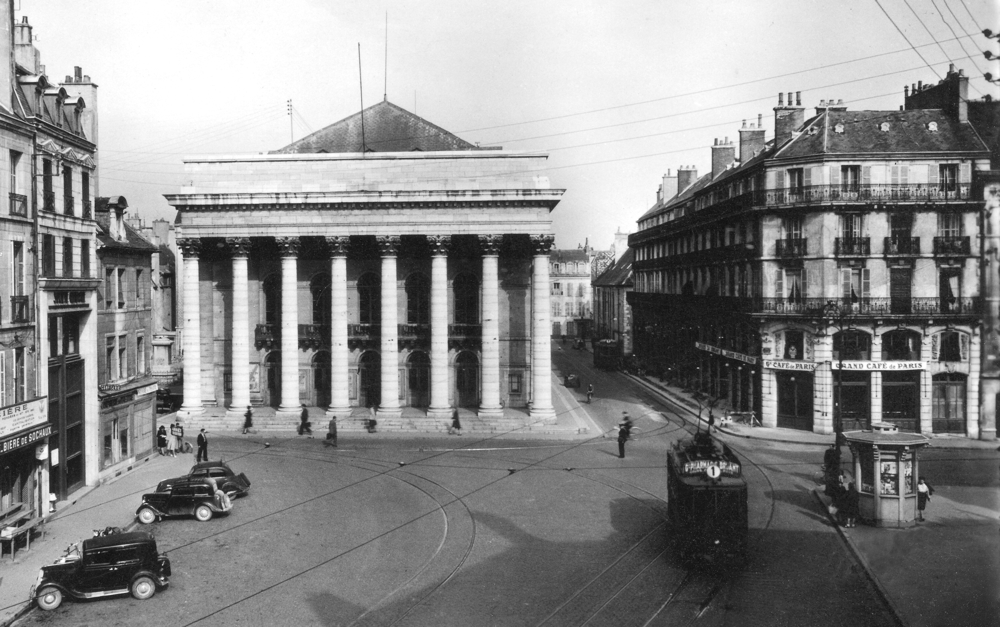 Dijon, la place du Théâtre. À droite, le Grand Café de Paris, transformé en Soldatenheim sous l’Occupation. Carte postale, collection Mémoire Vive.