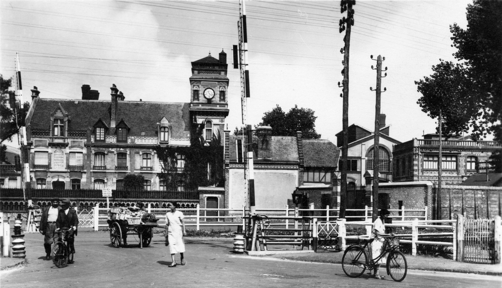 Dives-sur-Mer, entrée des usines de la Société générale d’électrométallurgie. Carte postale, collection Mémoire Vive.