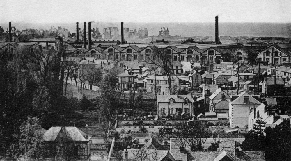 Dives-sur-Mer, l’usine entre la ville, Cabourg au loin et la mer. Carte postale, collection Mémoire Vive.