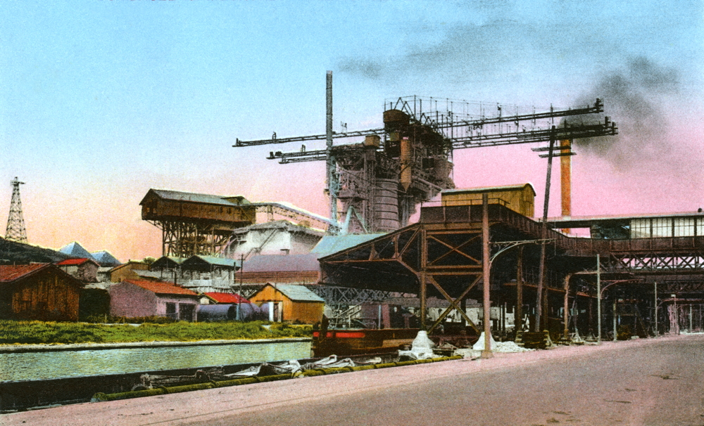Dombasle-sur-Meurthe, transbordeurs des usines Solvay. Carte postale colorisée, écrite en 1936. Collection Mémoire-Vive.