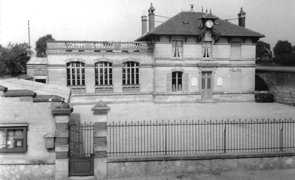 Dommiers. L’école-mairie après guerre. D.R.
