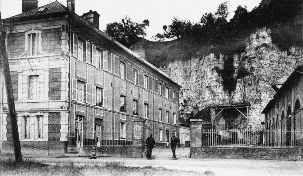 Duclair, la gendarmerie dans les années 1900. Carte postale. Collection Mémoire Vive.