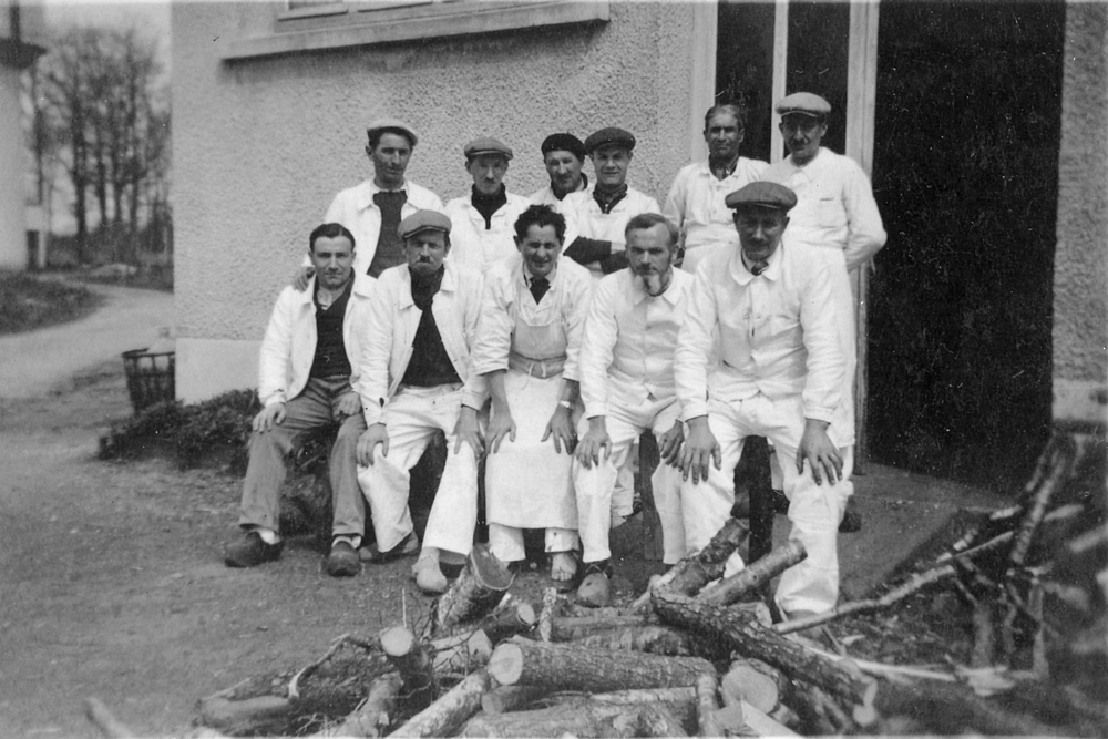 Émile Bourset est nu-tête au deuxième rang à droite. © Collection Jeannine Chalié.