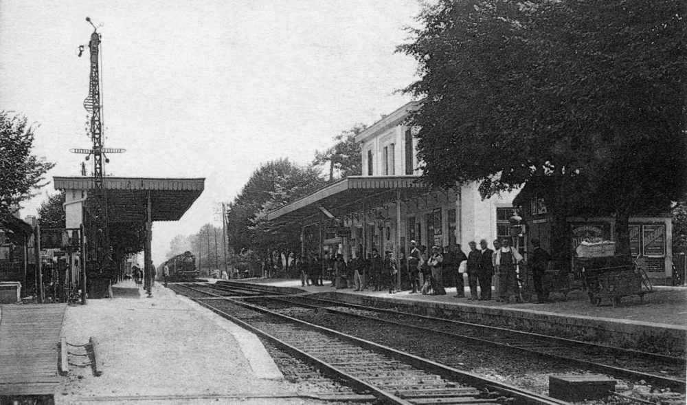 La gare d’Esbly dans les années 1910. Carte postale, collection Mémoire Vive.