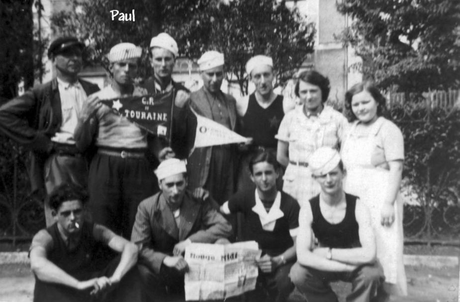 Barcelone (?), juillet 1936. Paul montre le fanion du C.R. de Touraine. © Fabien Jaffredo.