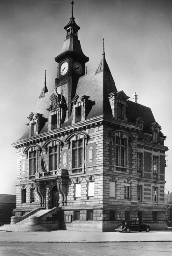 Essonnes. L’hôtel de ville, après-guerre. Carte postale. Collection Mémoire Vive.