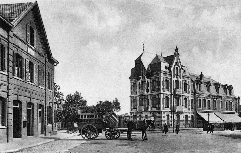 Eu-la-Chaussée vers 1900. À gauche, la gare. Carte postale. Collection Mémoire Vive.