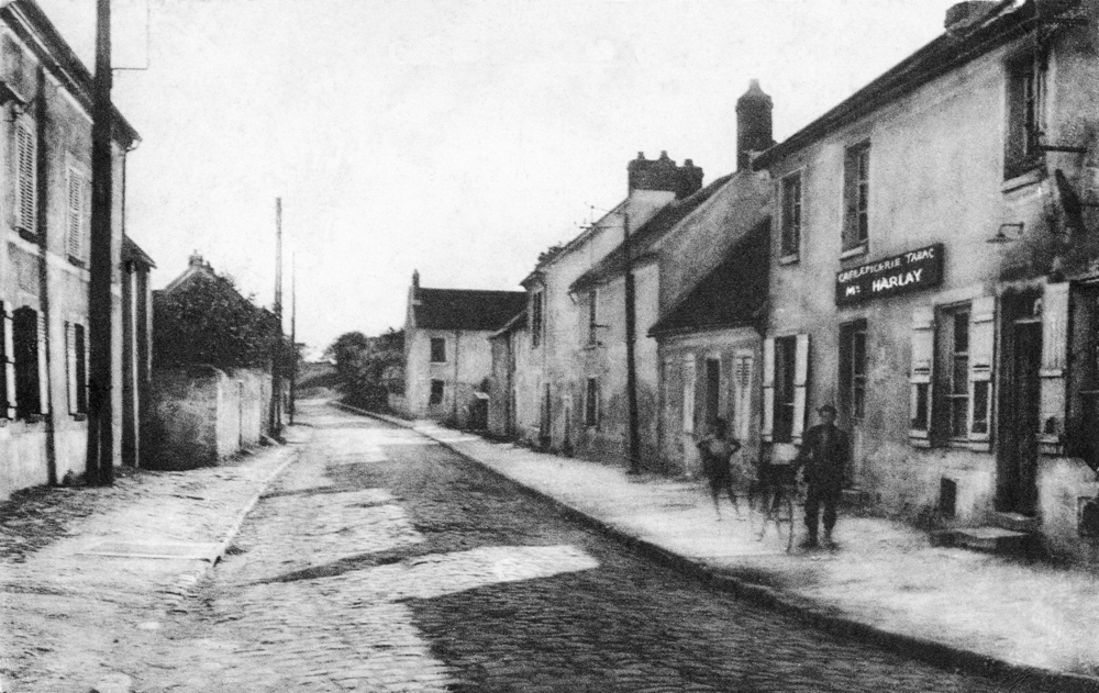 Ève. La rue du Pont. Carte postale oblitérée en 1937. Collection Mémoire Vive.