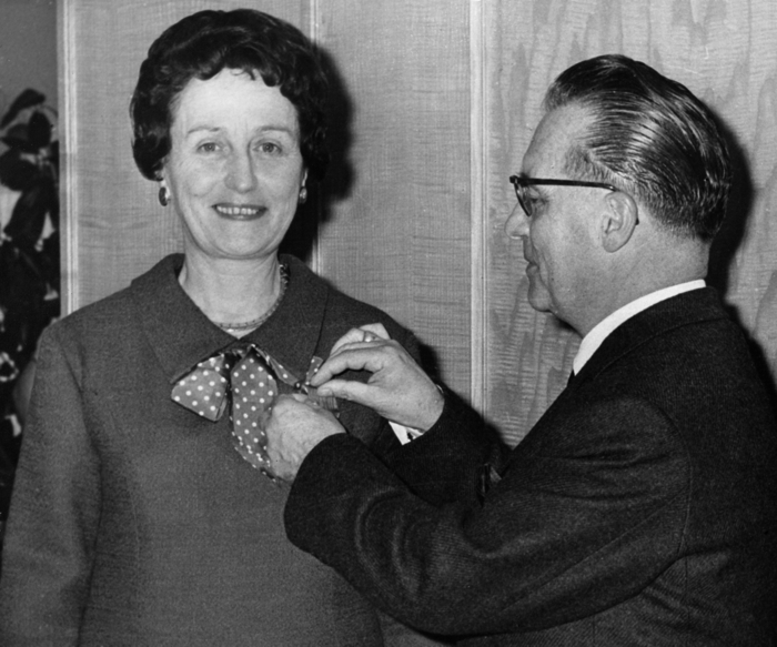 Hélène Fournier reçoit la Légion d’Honneur des mains de Jean Meunier. © Collection Carole Toulousy-Michel.