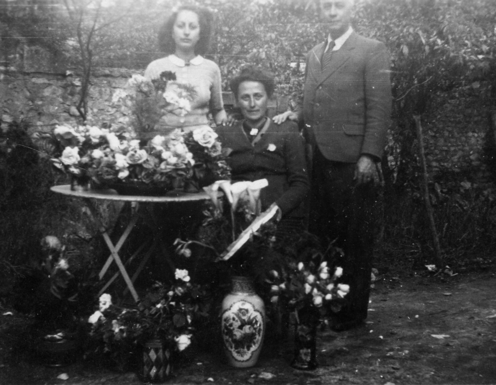 Héléna vient de rentrer, retrouvant Liliane et Raphaël. © Collection Carole Toulousy-Michel.