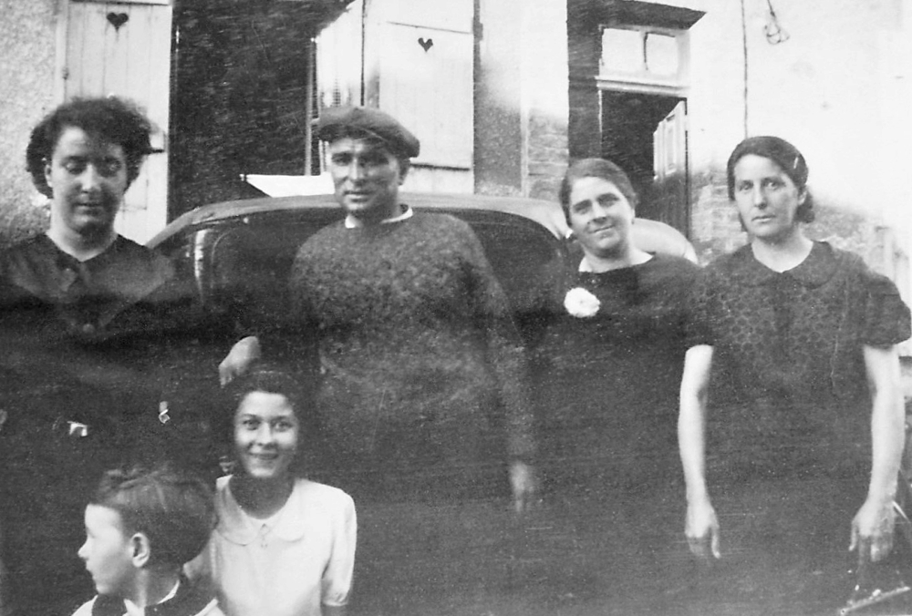 La famille Charlot-Domart à Épernay : au centre, André Charlot ; à droite, sa sœur Lucienne Domart, puis son épouse Lucie Charlot ; devant, à gauche, son fils Roland Charlot et Simone Despezelle. © Collection Simone Despezelle et Marcel Longuet, son fils. La famille Charlot-Domart à Épernay vers 1930. Derrière (les adultes) de gauche à droite : sa sœur Lucienne Charlot, André Charlot, son épouse, Lucienne Charlot née Domart, puis son autre sœur,Lucie Albertine Charlot. Devant, à gauche, son fils Roland Charlot et sa nièce Simone Despezelle. © Collection Simone Despezelle-Longuet et Marcel Longuet, son fils.
