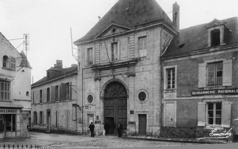 Fontevraud, l’entrée. Carte Postale. Collection Mémoire Vive.