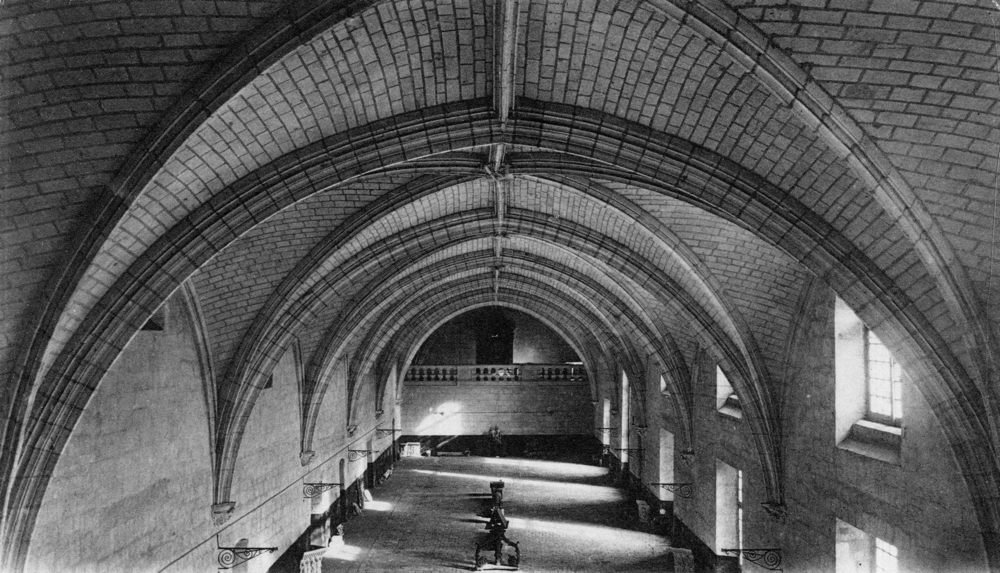 Fontevraud, l’ancien réfectoire des moines. Carte postale des années 1900. Collection Mémoire Vive.
