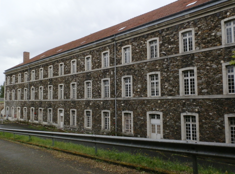 Le bâtiment A de la caserne du fort, avec sa façade tournée vers l’extérieur, par-dessus le rempart. Les escaliers et chambrées des femmes internées étaient à l’extrémité de cette perspective. Photo Mémoire Vive.