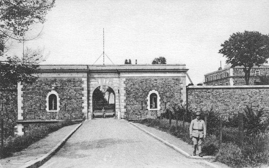 L’entrée du fort de Romainville dans les années 1920. Sous l’occupation, un mirador surplombait le portail depuis l’intérieur. l’administration militaire allemande était installée dans le bâtiment visible à droite. Carte postale, collection Mémoire Vive.