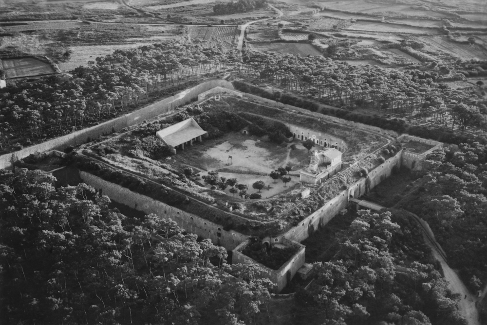 Le fort de la Pierre Levée, sur l’île d’Yeu. Vue aérienne d’après-guerre. Carte postale, coll. Mémoire Vive.