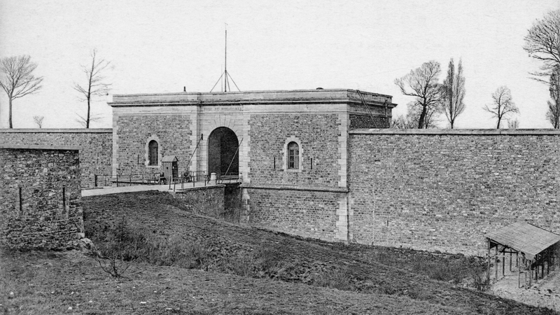 Le fort de Romainville, sur les hauteurs de la commune des Lilas. Transformé en camp allemand sous l’occupation, l’entrée était complétée d’un mirador surplombant la porte depuis l’intérieur de l’enceinte. Carte postale des années 1900. Coll. Mémoire Vive