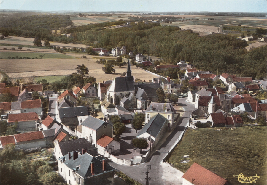 Francueil après-guerre. Au premier plan, l'école et sa cour. Carte postale photographique colorisée. Collection Mémoire Vive.