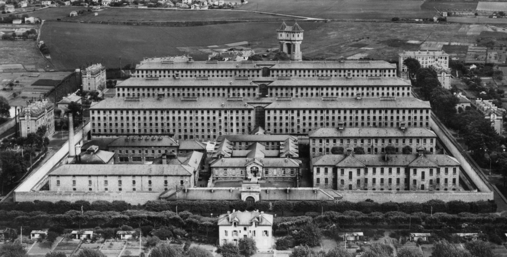 L’établissement pénitentiaire de Fresnes après guerre. Carte postale. Collection Mémoire Vive.