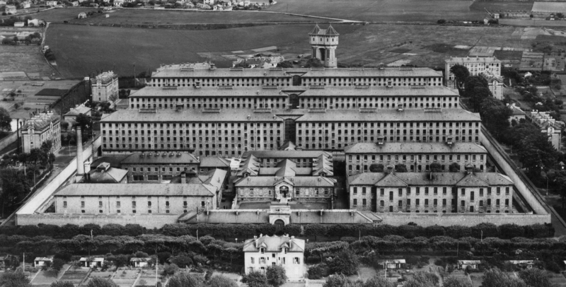 La maison d’arrêt de Fresnes après guerre. Carte postale. Collection Mémoire Vive.