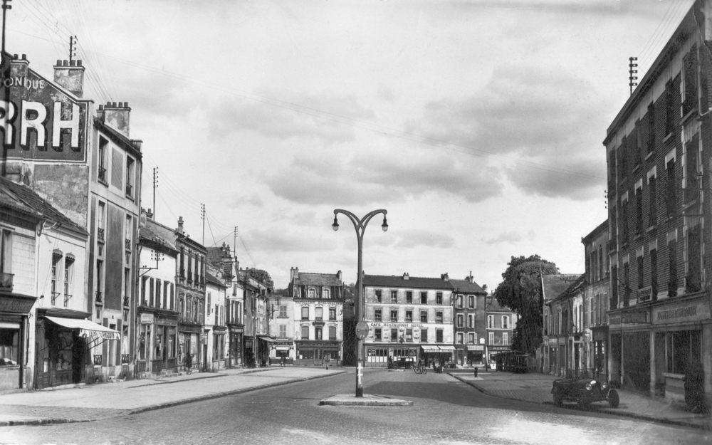 Gagny. La place du Baron Roger. Le commissariat de police est installé au pied du premier immeuble à droite. Carte postale des années 1940. Collection Mémoire Vive.