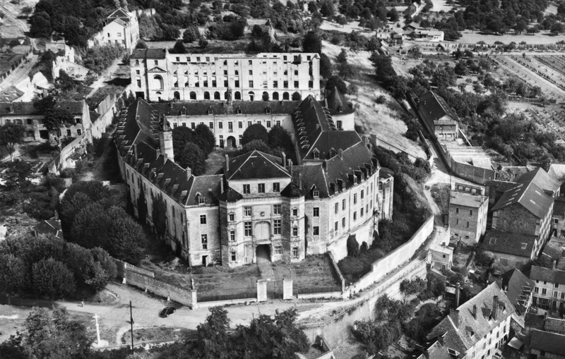 Le camp de Gaillon, ancien château de l’évêque de Rouen. Carte postale d’après-guerre. Collection Mémoire Vive.