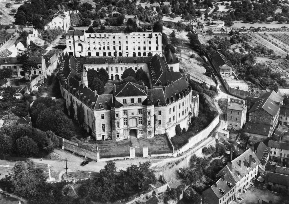 Le château de Gaillon. Les internés sont assignés au pavillon Colbert, le haut bâtiment transversal de l’arrière plan (qui a perdu sa toiture après la guerre). Carte postale envoyée en 1955. Collection Mémoire Vive.