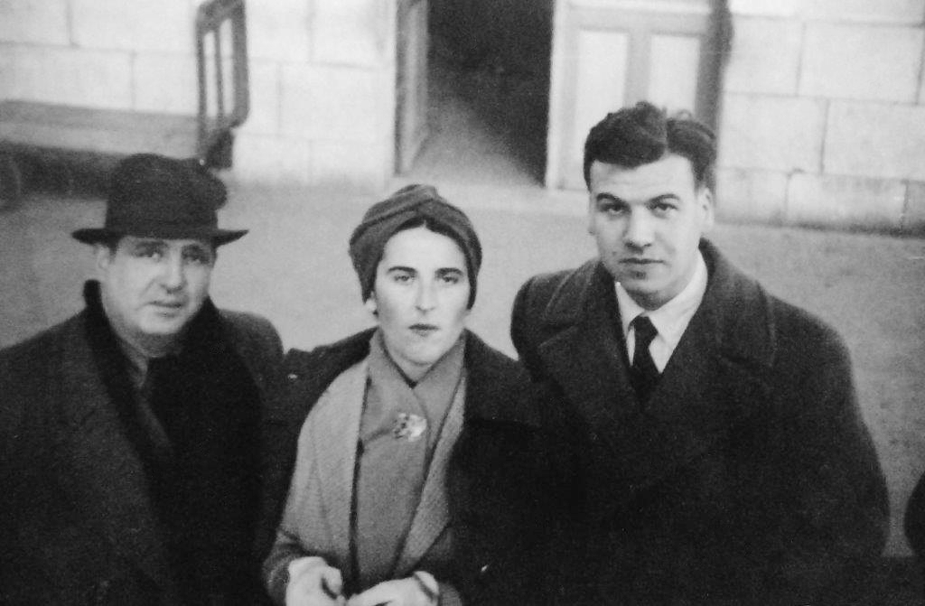 Charlotte et Georges (à droite), très probablement lors de leurs retrouvailles en gare de Pau (Pyrénées-Atlantiques) en novembre 1941. © Collection de Monique Goube, nièce de Georges Dudach, transmise par Thierry Abran.