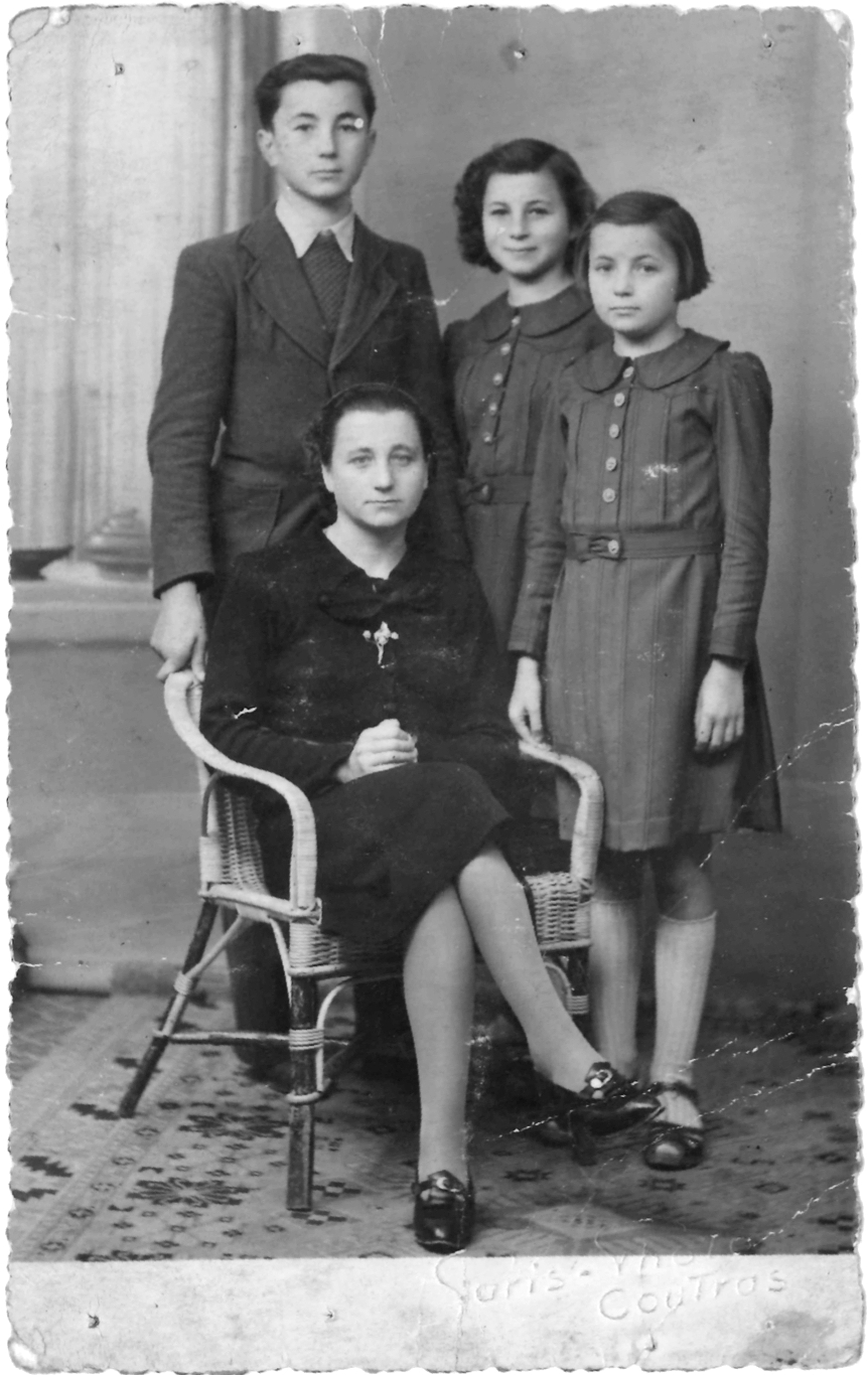 Germaine et ses enfants avant son arrestation. © Collection familiale.