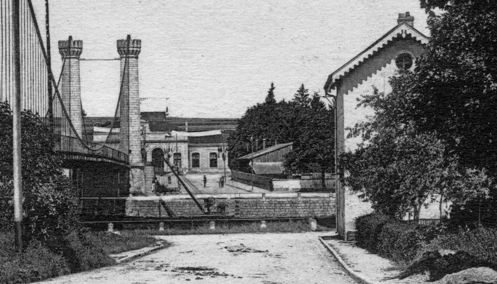 Gray. Le pont suspendu sur la Saône et, de l’autre côté, la gare. Carte postale non datée. Coll. Mémoire Vive.