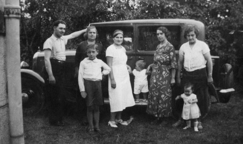De gauche à droite : Paul Hardy, Pauline, sa mère, placée derrière le premier fils de Marthe, puis Renée, fille de Marthe, avec son petit frère Jean Louis, Marthe Pechin, soeur de Paul, Augustine Hardy, avec sa fille Lilianne. © Jean Louis Pechin.