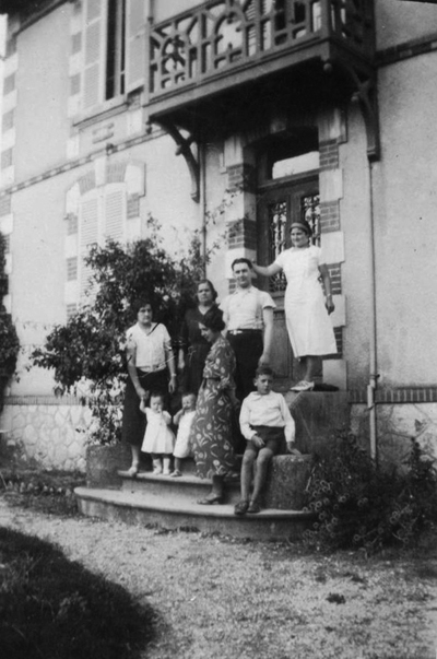 Le même jour. De gauche à droite : au premier rang (marches du bas), Augustine Hardy et sa fille Lilianne, Jean Louis Pechin et sa mère Marthe, le premier fils de celle-ci ; au deuxième rang, Pauline Hardy, Paul Hardy, Renée Pechin. © Jean Louis Pechin.