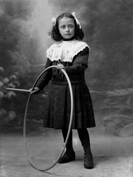 Héléna enfant. Photo d’un studio de (La Haye-)Descartes. © Collection Carole Toulousy-Michel.