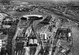 Hirson. Dépôt des machines de la SNCF. En haut à droite, de l’autre côté des voies, la cité des Champs-Élysées. Carte postale éditée après guerre (la rotonde a été achevée en 1958). Collection Mémoire Vive. D.R.