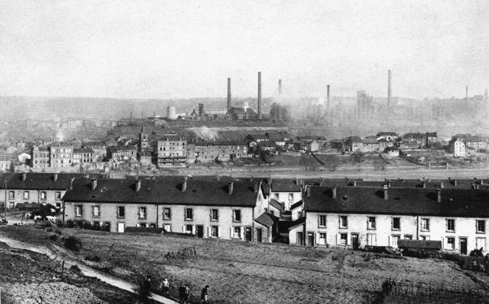 Homécourt. Les cités. À l’arrière-plan, l’usine derrière le centre-ville. Carte postale non datée. Collection Mémoire Vive.