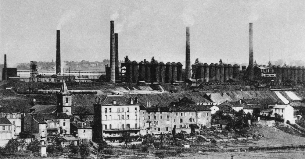 Homécourt. L’usine derrière le centre-ville. Carte postale non datée. Collection Mémoire Vive.
