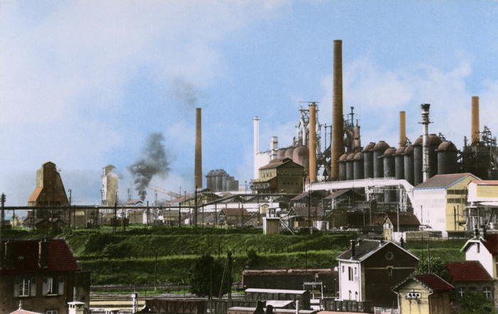L’usine Sidelor d’Homécourt après-guerre. Carte postale colorisée sur papier photographique. Collection Mémoire Vive.