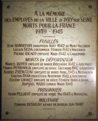 Dans le hall de la mairie d’Ivry…