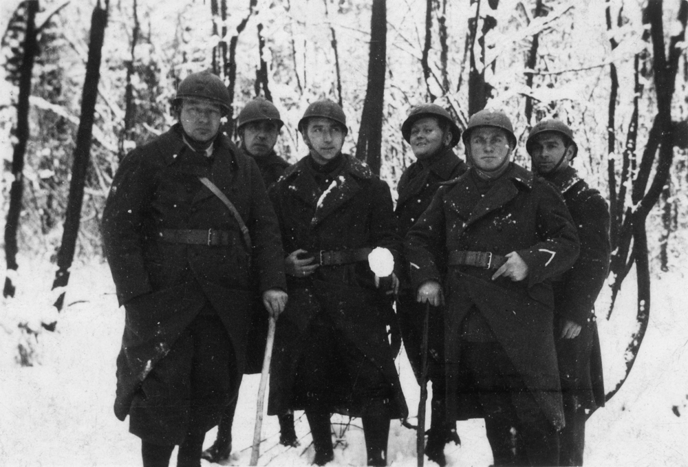Pendant la “drôle de guerre” (manœuvres ?) ; Joseph Kermen est le quatrième à partir de la gauche. Collection P. Labate. Droits Réservés.