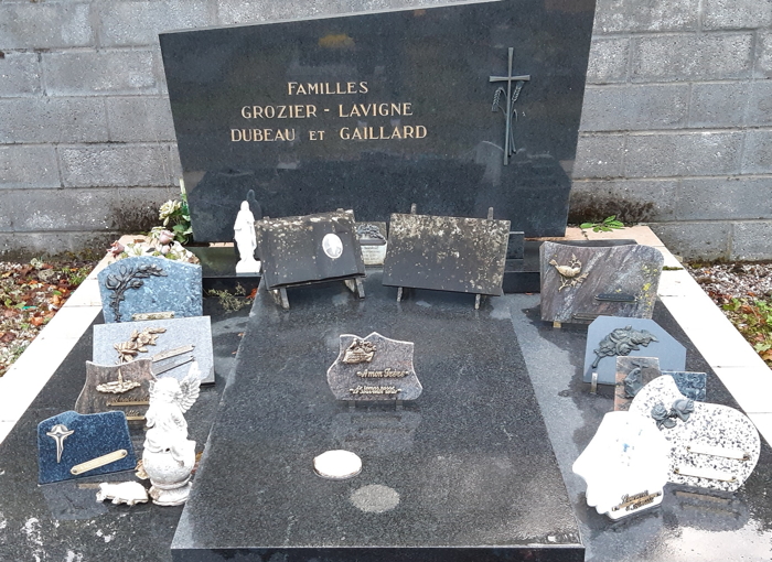 Dans le cimetière de Montzéville. Droits réservés.