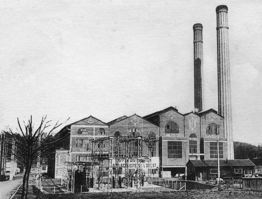 L’Aigle, usine de la Société de distribution d’électricité de l’Ouest. Carte postale envoyée fin décembre 1939 par un militaire (gendarme ?) chargé de surveiller l’usine : garde en journée, patrouille de nuit, pointage des cartes des ouvriers… Collection Mémoire Vive.